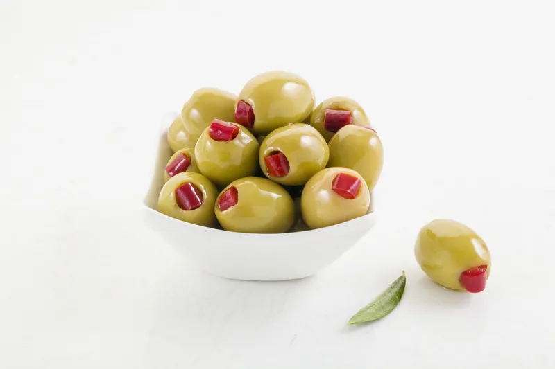 Kırmızı Biber Dolgulu Yeşil Zeytin